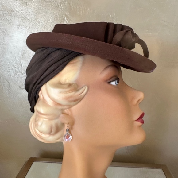 AMAZING 1930s\' BROWN OPEN CROWN TILT FEDORA WITH FABRIC GATHERED \